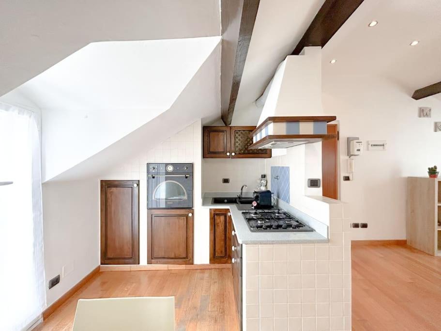 Elegante Mansarda 300Mt Dal Mare - Centro - Wifi Apartment Savona Exterior photo